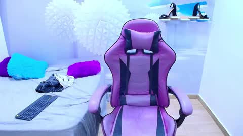 Snapshot of demi_leed chatting on 10.11.25 DEMI online show from 10.11.25