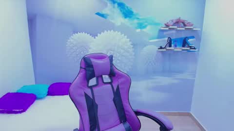 Snapshot of demi_leed chatting on 11.05.25 DEMI online show from 11.05.25