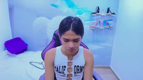 Snapshot of demi_leed chatting on 11.25.25 DEMI online show from 11.25.25