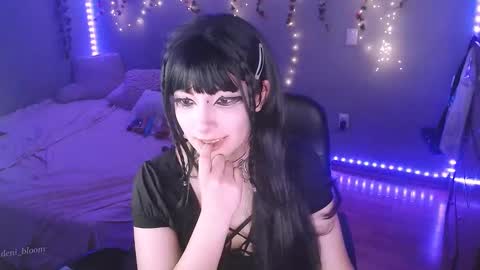 Snapshot of deni_bloom chatting on 11.21.25 Denisse schedule Monday to Friday 1300-1900 mexican time Saturday-maybe it could be a surprise IDEPENDENT MODEL online show from 11.21.25