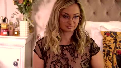 Snapshot of denisseperry chatting on 09.24.25 Ela online show from 09.24.25