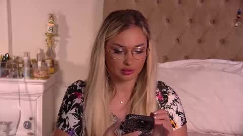 Snapshot of denisseperry chatting on 11.10.25 Ela online show from 11.10.25