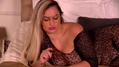 Snapshot of denisseperry chatting on 01.12.26 Ela online show from 01.12.26