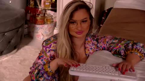 Snapshot of denisseperry chatting on 04.17.26 Ela online show from 04.17.26