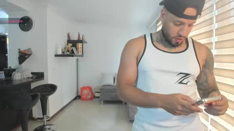 Snapshot of dereckgreen chatting on 05.19.26 dereckgreen online show from 05.19.26