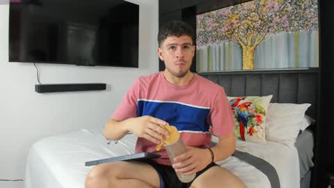 Snapshot of derek_hussain chatting on 01.29.25 Derek Hussain online show from 01.29.25