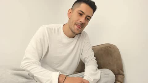 Snapshot of derek_vall chatting on 03.07.25 derek_vall online show from 03.07.25