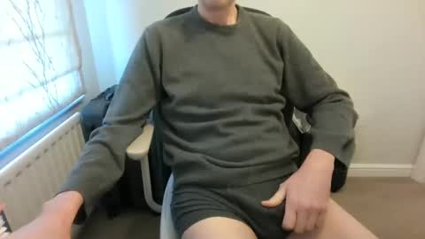 Snapshot of derelictguy chatting on 01.11.25 derelictguy online show from 01.11.25