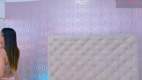 Snapshot of desire_sara chatting on 11.23.25 Sara Desire online show from 11.23.25