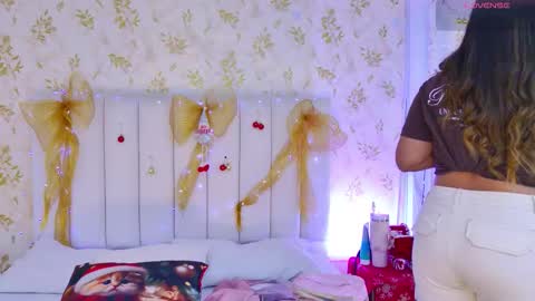 Snapshot of desire_sara chatting on 12.19.25 Sara Desire online show from 12.19.25