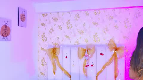 Snapshot of desire_sara chatting on 12.20.25 Sara Desire online show from 12.20.25