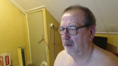 Snapshot of destelp chatting on 05.01.26 destelp online show from 05.01.26