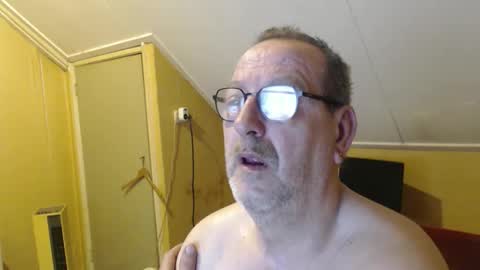 Snapshot of destelp chatting on 05.24.26 destelp online show from 05.24.26