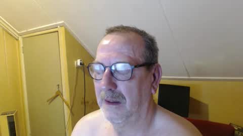 Snapshot of destelp chatting on 06.01.26 destelp online show from 06.01.26