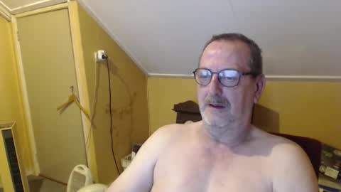Snapshot of destelp chatting on 06.04.26 destelp online show from 06.04.26