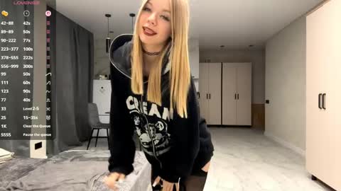 Snapshot of dewdropdoll chatting on 05.26.26 dewdropdoll online show from 05.26.26