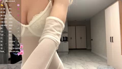 Snapshot of dewdropdoll chatting on 06.15.26 dewdropdoll online show from 06.15.26