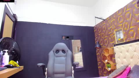 Snapshot of deyy_madisson chatting on 02.05.25 Madisson online show from 02.05.25