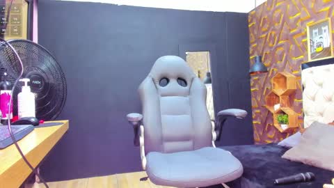 Snapshot of deyy_madisson chatting on 02.12.25 Madisson online show from 02.12.25