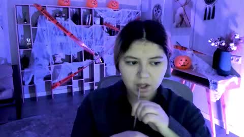 Snapshot of diaangell chatting on 10.31.25 Dia online show from 10.31.25