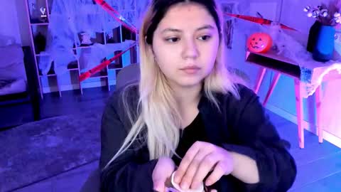 Snapshot of diaangell chatting on 11.01.25 Dia online show from 11.01.25