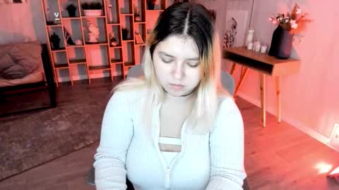 Snapshot of diaangell chatting on 11.07.25 Dia online show from 11.07.25