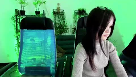 Snapshot of diaangell chatting on 11.21.25 Dia online show from 11.21.25