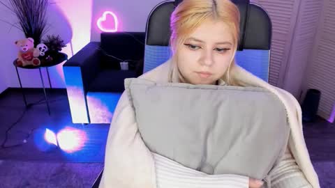 Snapshot of diaangell chatting on 11.22.25 Dia online show from 11.22.25