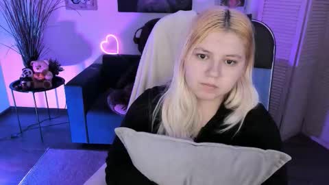 Snapshot of diaangell chatting on 11.28.25 Dia online show from 11.28.25