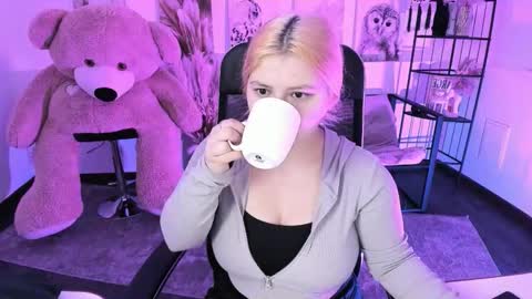 Snapshot of diaangell chatting on 11.30.25 Dia online show from 11.30.25