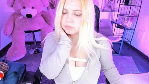 Snapshot of diaangell chatting on 12.05.25 Dia online show from 12.05.25