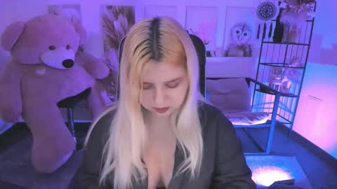 Snapshot of diaangell chatting on 12.13.25 Dia online show from 12.13.25