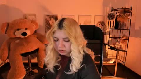 Snapshot of diaangell chatting on 12.17.25 Dia online show from 12.17.25