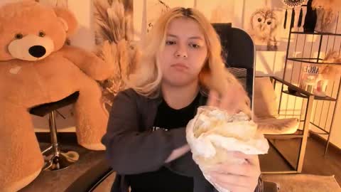 Snapshot of diaangell chatting on 12.18.25 Dia online show from 12.18.25