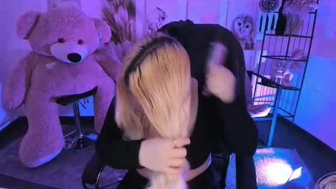 Snapshot of diaangell chatting on 12.21.25 Dia online show from 12.21.25