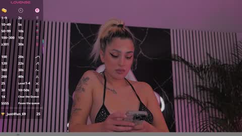 Snapshot of diamond_ava_ chatting on 12.17.25 Thea online show from 12.17.25