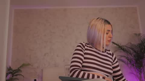 Snapshot of diamond_ava_ chatting on 02.25.26 Thea online show from 02.25.26