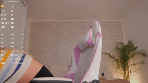 Snapshot of diamond_ava_ chatting on 04.10.26 Thea online show from 04.10.26