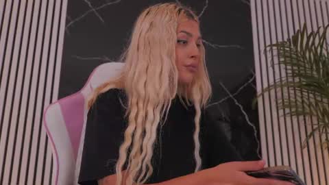 Snapshot of diamond_ava_ chatting on 06.26.26 Thea online show from 06.26.26