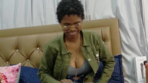 Snapshot of didoelizabeth chatting on 10.21.25 didoelizabeth online show from 10.21.25