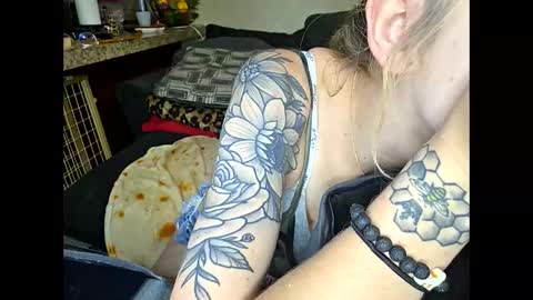 Snapshot of dimepiecexxx chatting on 04.27.26 Sofie online show from 04.27.26