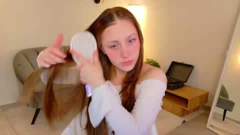 Snapshot of dina_peach chatting on 07.19.26 Dina online show from 07.19.26