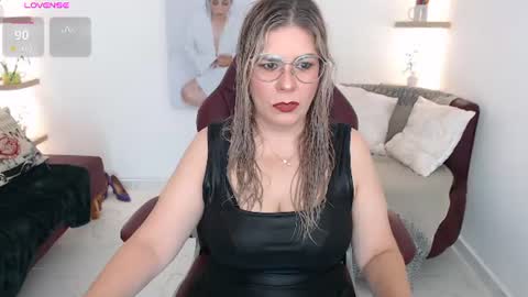 Snapshot of diva_milf chatting on 06.24.26 Diva online show from 06.24.26