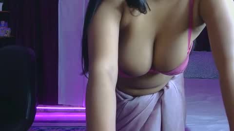 Snapshot of divyakhan chatting on 12.24.24 divyakhan online show from 12.24.24