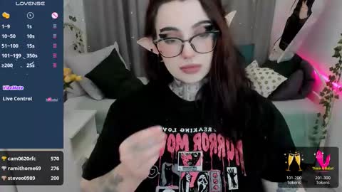 Snapshot of dixipixi_ chatting on 02.21.25 dixipixi_ online show from 02.21.25