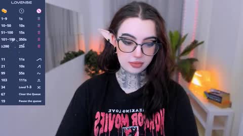 Snapshot of dixipixi_ chatting on 02.23.25 dixipixi_ online show from 02.23.25