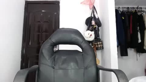 Snapshot of doll_dollys_ chatting on 01.28.25 doll_dollys_ online show from 01.28.25