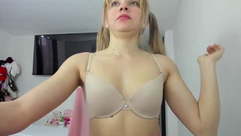 Snapshot of doll_oriana chatting on 01.28.25 doll_oriana online show from 01.28.25