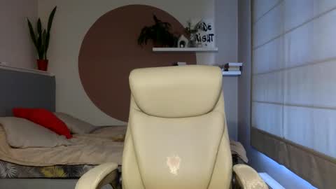 DOM MUMMY online show from 09.09.25