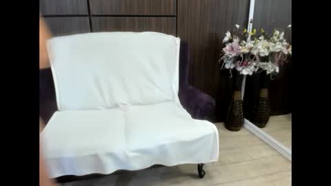 Snapshot of dominna chatting on 12.20.24 Dominna online show from 12.20.24